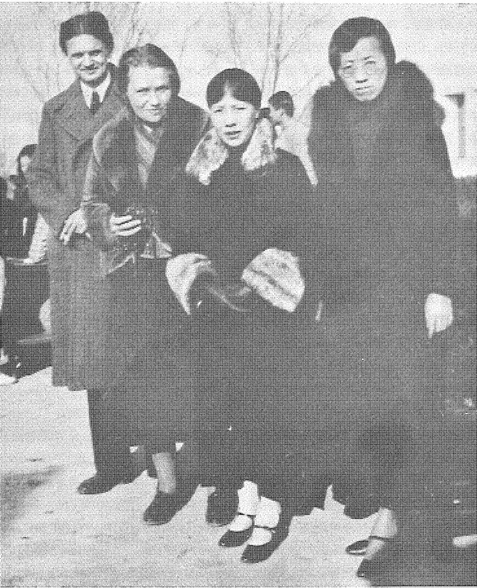 1933年普实克（左一）留学中国，与冰心（右二）等人合影