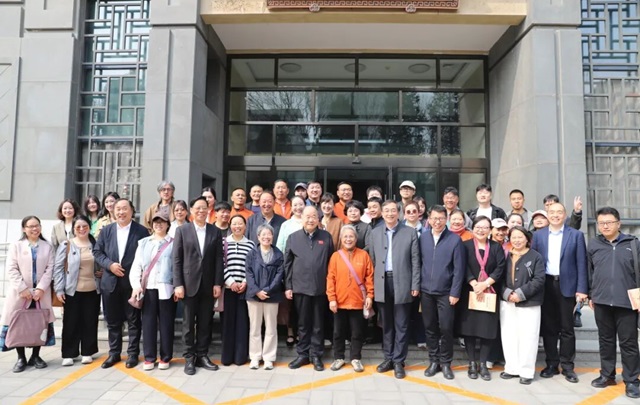 “提起笔，就不要忘记人”