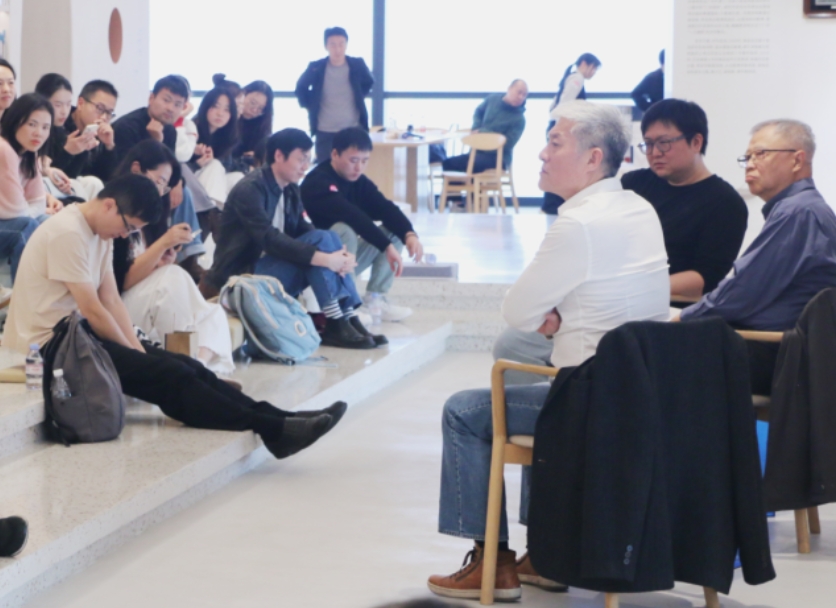 文学窄门之后，是什么样的世界？　　“我们会从事文学工作，我觉得更重要的价值应该是在于我们体会到了那种精神魅力。”[详细]