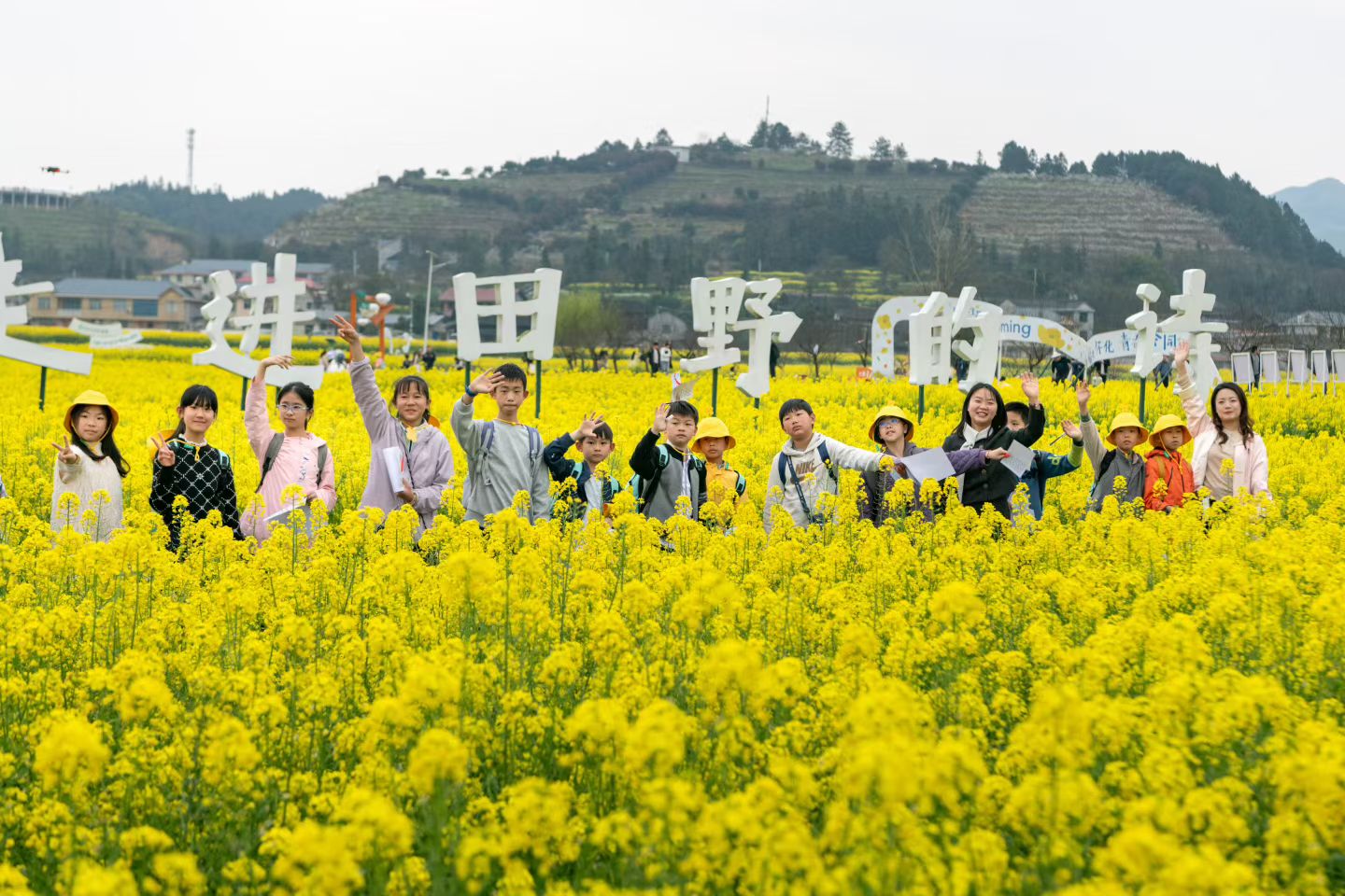李柏霖把课堂搬到田野。    受访者供图