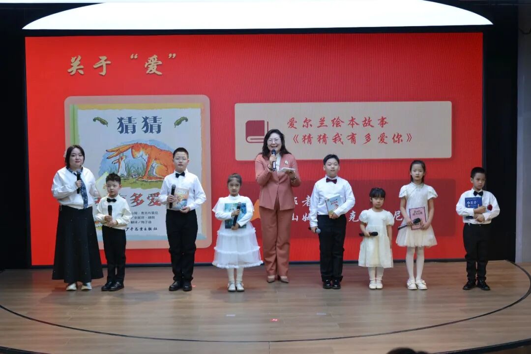 主持人静言和孩子们诵读经典