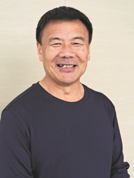 王计兵  1969年生于江苏徐州，“外卖诗人”，已出版诗集《赶时间的人》《我笨拙地爱着这个世界》《低处飞行》《手持人间一束光》《世界把我照亮》、非虚构文集《成珍》。