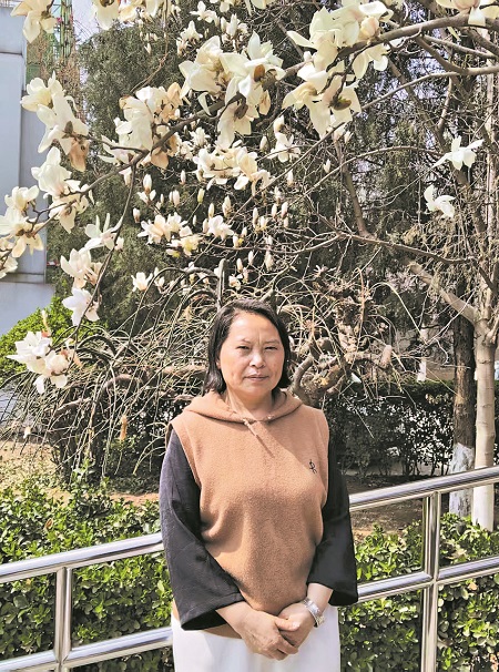 王柳云  1966年生于湖南娄底，曾是北漂清洁工，已出版散文集《青芥人生》《月光不迷路》《走过一座海》、长篇小说《风吹起了月光》。