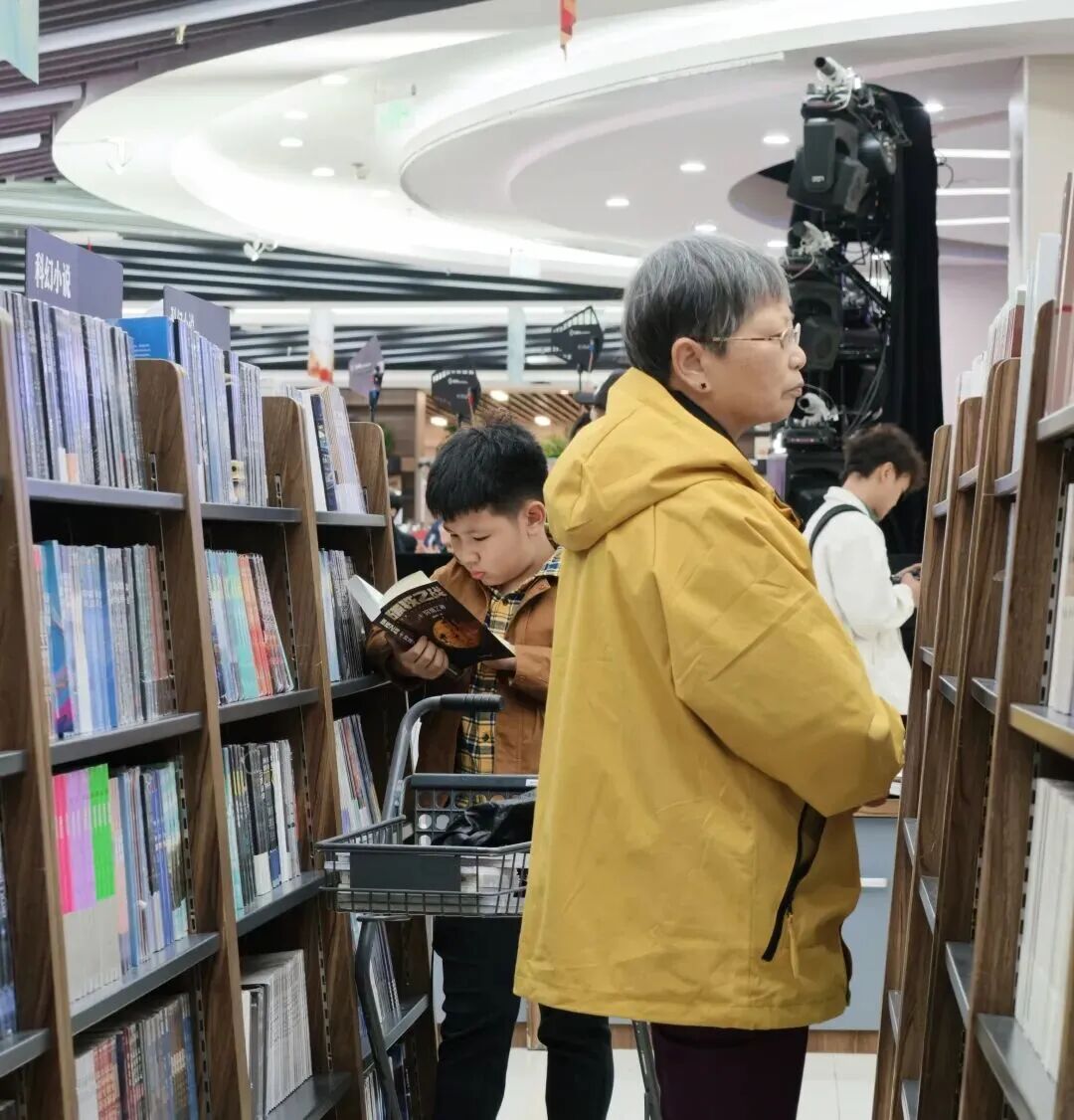 一起来看书的祖孙俩