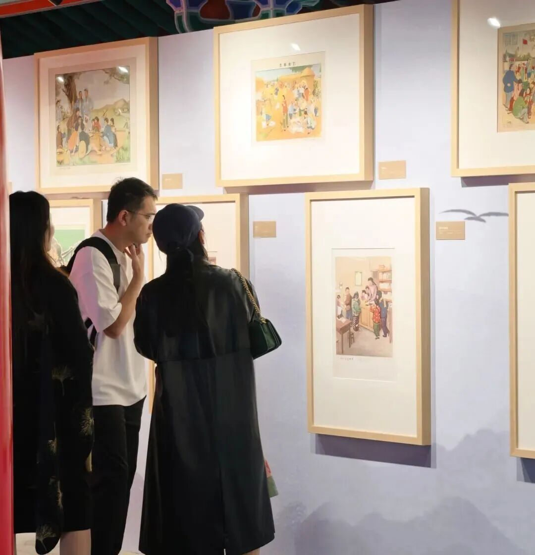 参观“江右读书”系列展览的游客