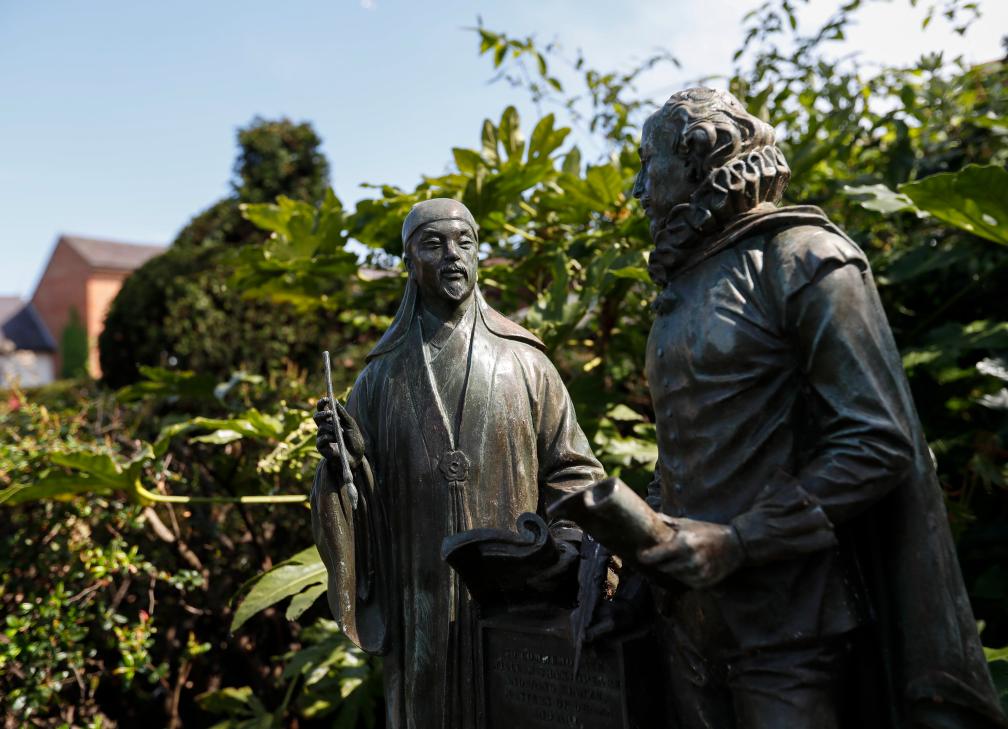2022年4月20日在英国斯特拉特福拍摄的莎士比亚和汤显祖的青铜塑像。新华社记者 韩岩 摄