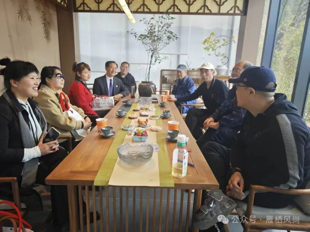 怀柔作协主席李灵（左一）等作家与鲁迅文学奖获得者石一枫（右一）座谈