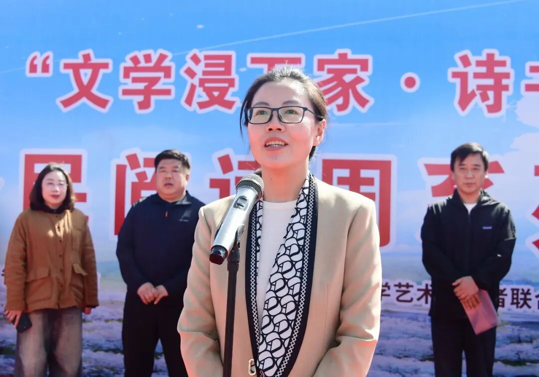 山西省作家协会党组成员、驻会副主席张凤鹃