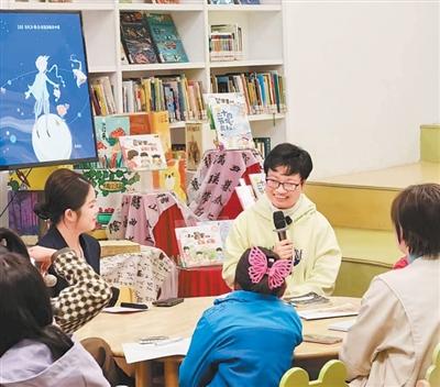 吴思宇（右二）在做阅读分享。  　　受访者供图