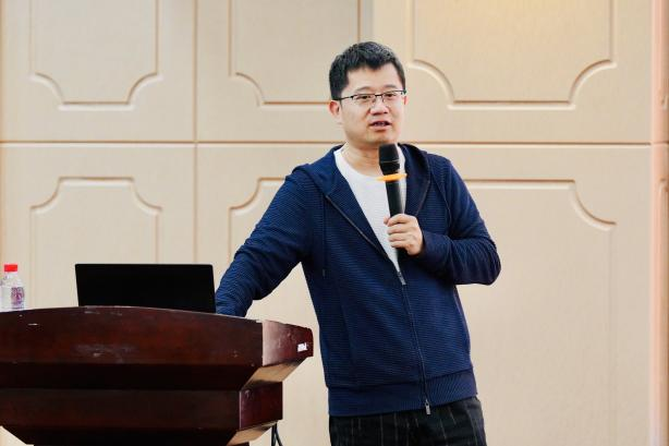 作家马伯庸为现场120余名中小学生带来公益讲座