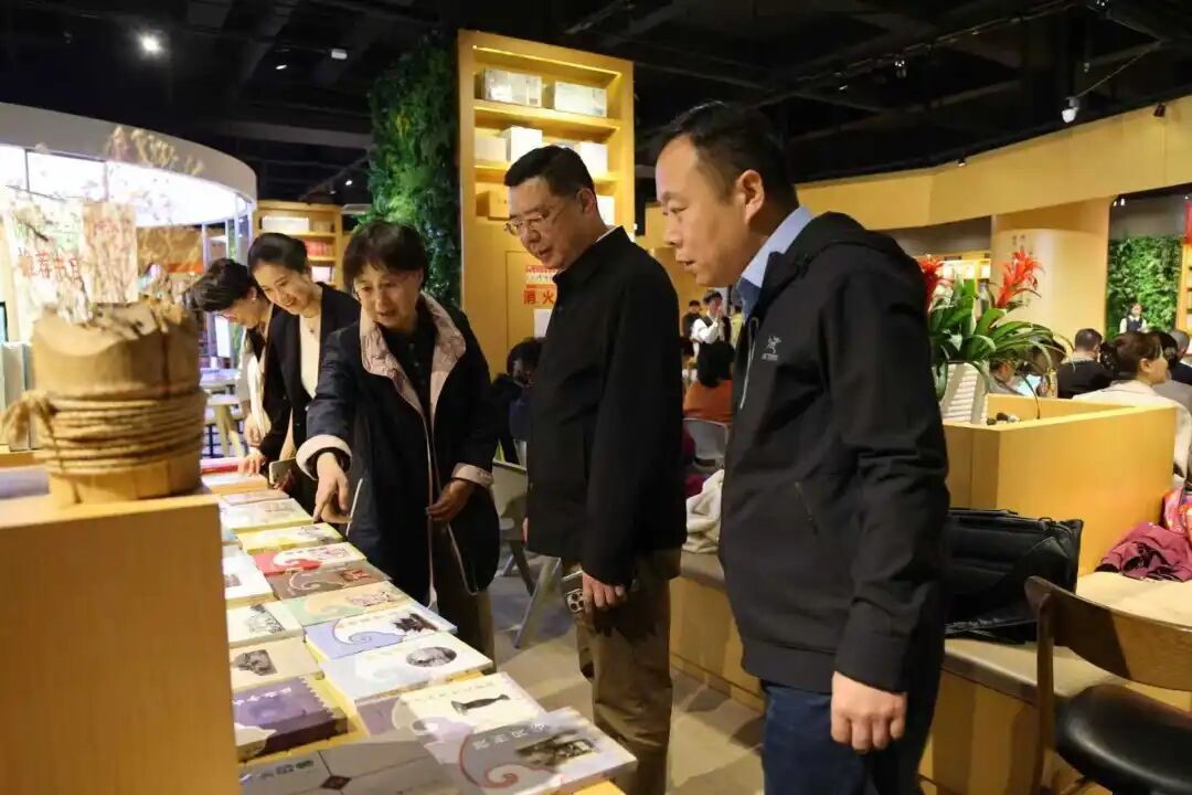 胶州市人大常委会副主任姜青华、胶州市文联党组书记、主席宋祥文等参观胶州作家出版的作品