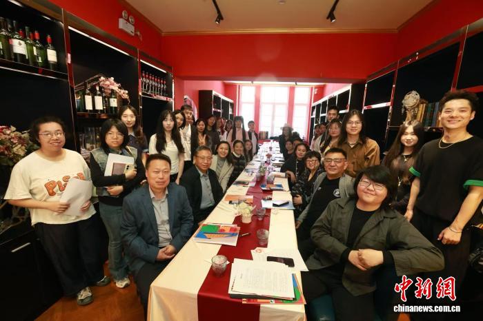 4月25日，“接口诗社·语感重构现场”主题活动在天津意风区举行。高山 摄