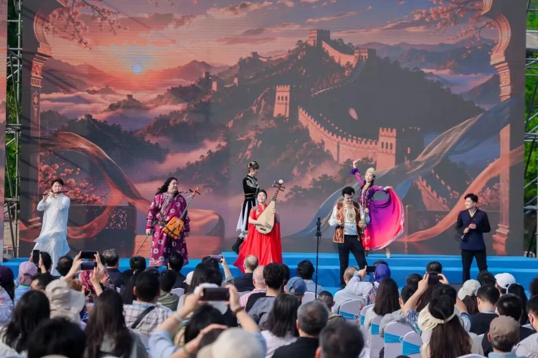 开场乐舞《青春舞曲》