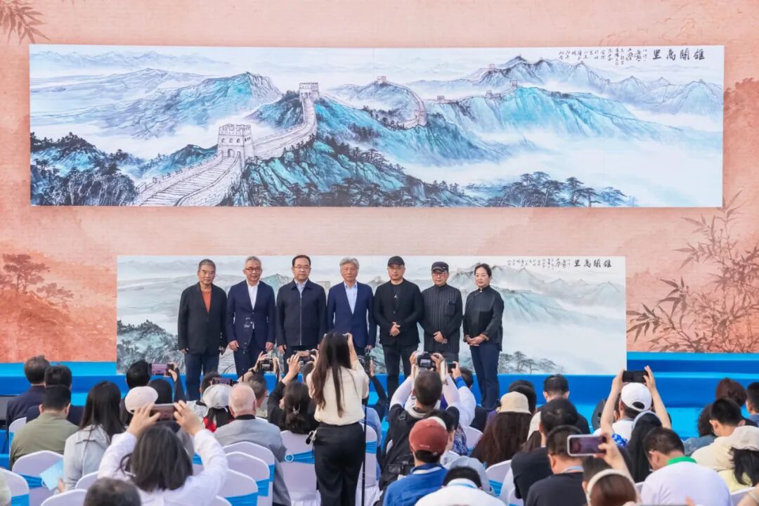中国美协主席范迪安(左四)将巨幅国画作品《雄关万里》捐赠给北京市延庆区,延庆区委常委、宣传部部长宋豪杰(左三)代表延庆区接受捐赠