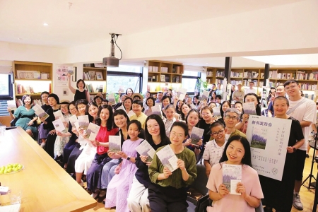乌图禾(前排右三)在《三十岁以后的写作课:从故乡开始》新书发布会上。