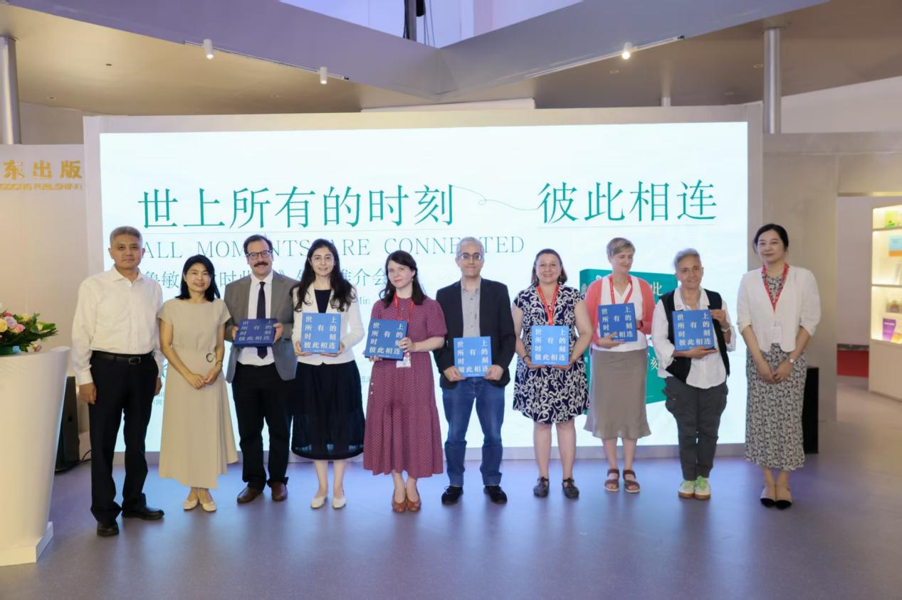 中国作协党组成员陈二厚与鲁敏向各国出版人翻译家赠礼并合影