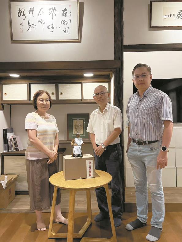 鲁迅陶瓷像复归原位（从左至右：梅家玲、刘正忠、高嘉谦）