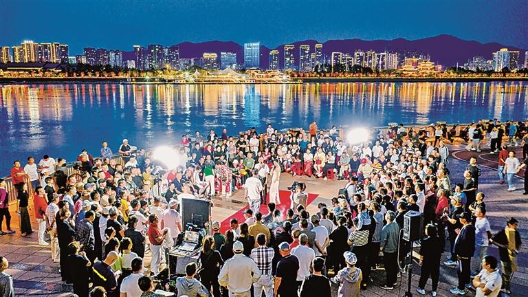 草根主播团队在城市广场表演。新华社发