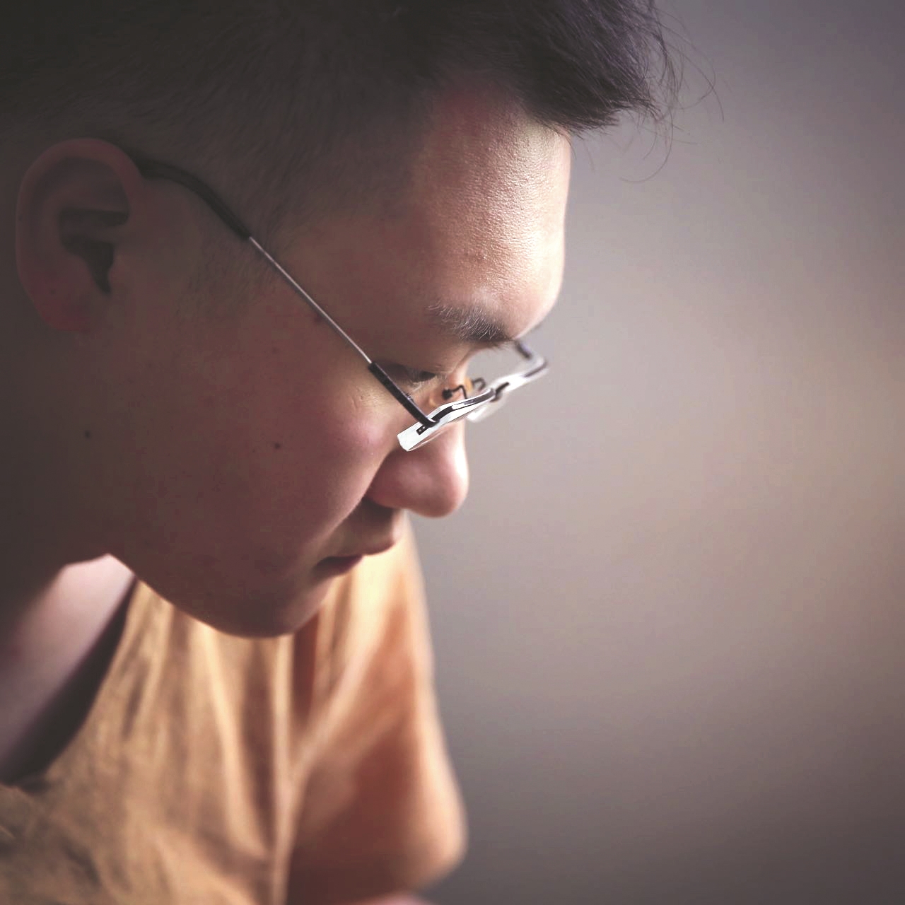 徐常锌，青年译者，美国锡拉丘兹大学博士候选人，南方科技大学访问学者。译有《制度为什么重要》《自然与城市》《设计结合自然——刻不容缓》《女沙皇遗失的珍宝》等人文社科类作品