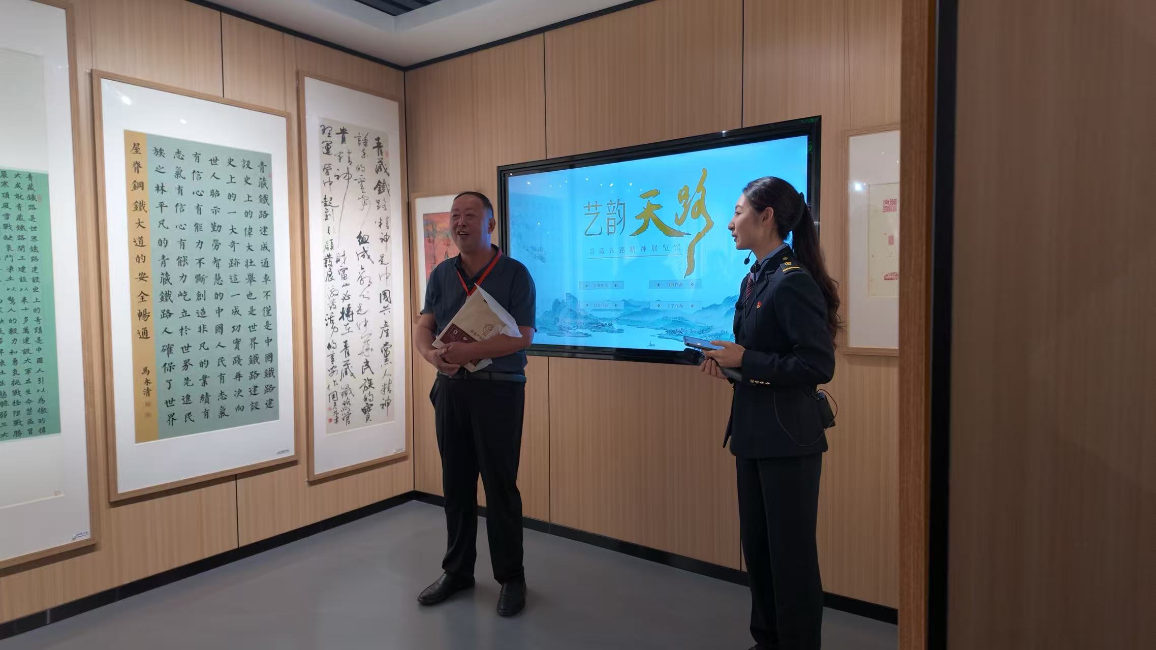 牛二哥将自己当年建设青藏铁路时的日记捐赠给青藏铁路精神展览馆