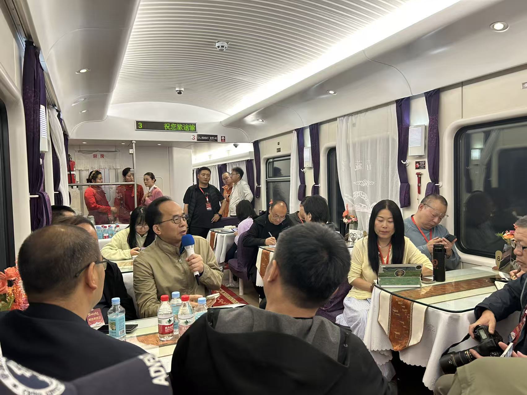 在列车上举行的诗会(摄影:王瑛)