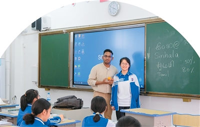 2023年5月,安喜乐在即将结束江西赣州支教之际与学生合影。