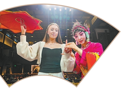 5月15日,在陕西省西安易俗社,英国学员(左)学习秦腔表演技巧。 刘一江摄(人民视觉)