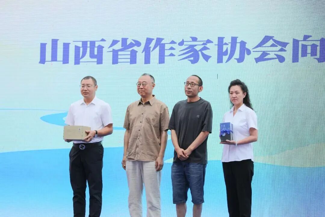 山西省作协向沁水县农家书屋赠送图书