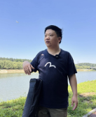 小海：我的胸怀是被诗歌撑大的