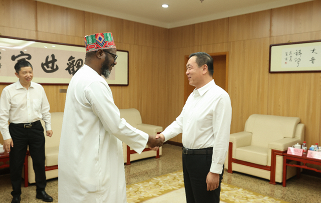 张宏森会见冈比亚作协主席切尔诺·奥马尔·巴里