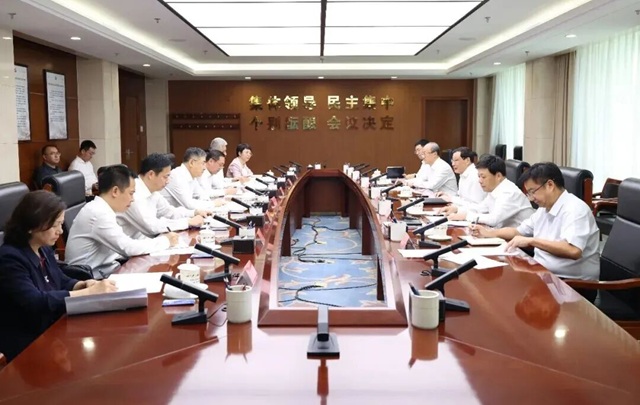 应勇与中国文联党组书记张政和中国作协主席张宏森座谈