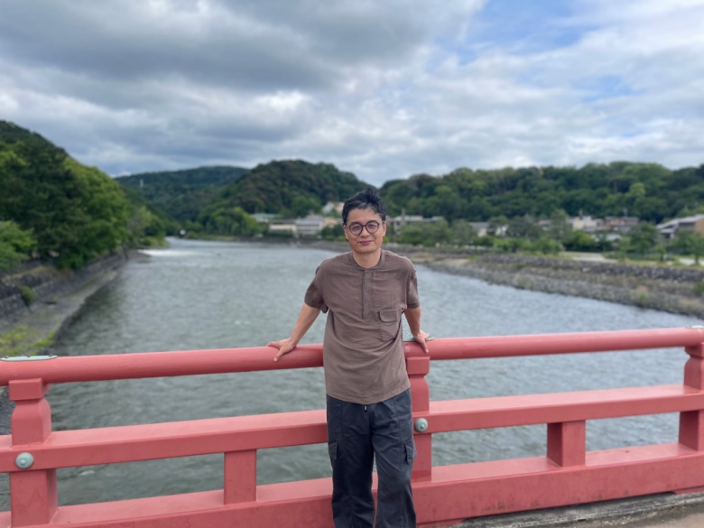 东君,以小说创作为主,兼及诗与随笔。结集作品有《面孔》《无雨烧茶》《谁是曹操》《上海为什么没有山》《故人何日成为敌人》等。另著有长篇小说《浮世三记》、评论集《隐秘的回响》等。现居浙江乐清。