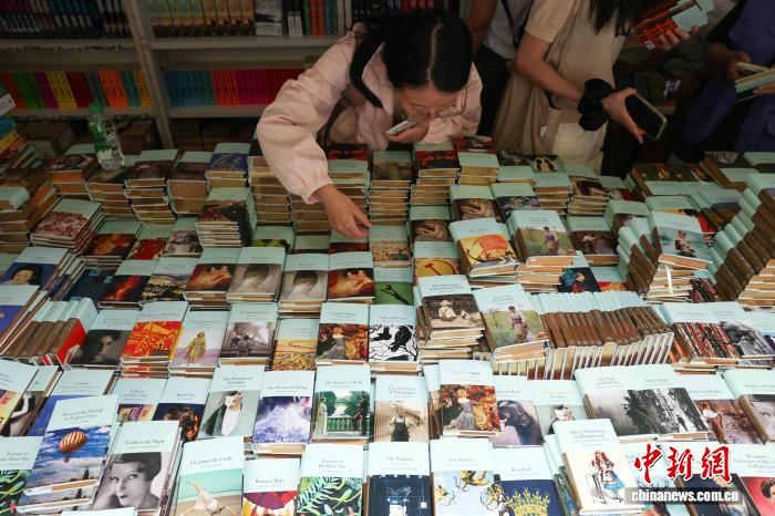 9月17日,一位读者沉浸在原版书“海洋”中。记者李国庆 摄