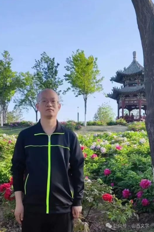 董晓可,山西师范大学文学院副教授,山西文学院签约作家,中国作家协会会员、中国文艺评论家协会会员。在《中国当代文学研究》《当代作家评论》《小说评论》《文艺争鸣》《收获》《青年文学》等刊物发表评论作品70余万字,出版有评论集《盖茨比的鞋子》、学术专著《80年代文学的话语重建与转型研究》,荣获“赵树理文学奖”等奖项。