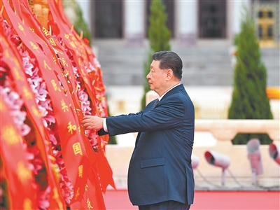 9月30日上午，党和国家领导人习近平、李强、赵乐际、王沪宁、蔡奇、丁薛祥、李希、韩正等来到北京天安门广场，出席烈士纪念日向人民英雄敬献花篮仪式。这是习近平整理花篮上的缎带。  新华社记者 谢环驰摄
