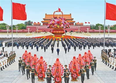 9月30日上午，党和国家领导人习近平、李强、赵乐际、王沪宁、蔡奇、丁薛祥、李希、韩正等来到北京天安门广场，出席烈士纪念日向人民英雄敬献花篮仪式。  新华社记者 谢环驰摄