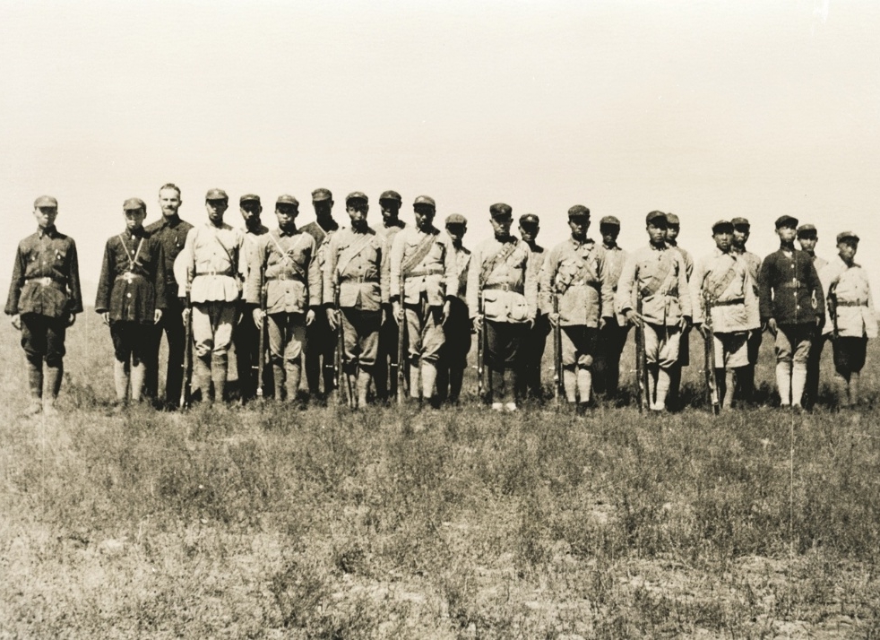 长征文物：传唱青春之歌　　1934年10月至1935年11月，中央红军，红二十五军，红四方面军，红二、红六军团，相继踏上远征之路。[详细]