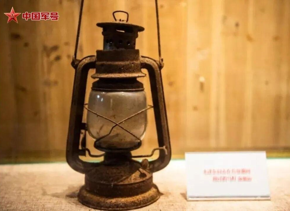 “长征”二字，最早写在这份文告上　　专题展四渡赤水展区，一块循环播放战斗过程的大屏幕前站满了抬头凝望的参观者。[详细]