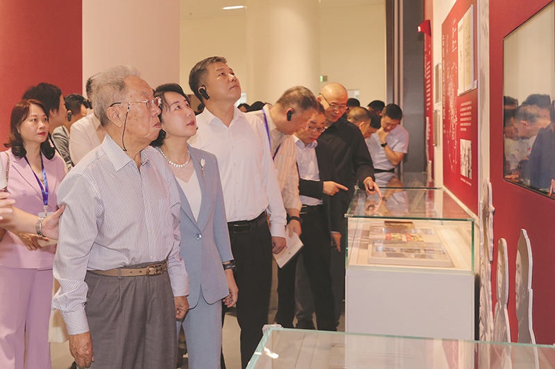 2025年9月23日,由广东省作协主办的第五届粤港澳大湾区文学周在广州开幕,“人民艺术家”王蒙出席活动并作主旨演讲。图为王蒙参观广东文学馆