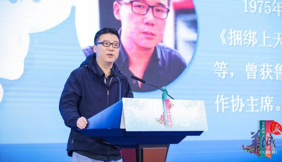 李修文:与时代融合,建立真正的散文筋骨