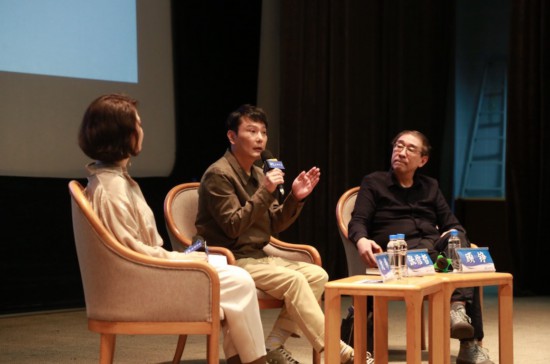 上图讲座现场，左起依次是主持沈祎；歌手、收藏家张信哲；复旦大学新闻学院教授顾铮。
