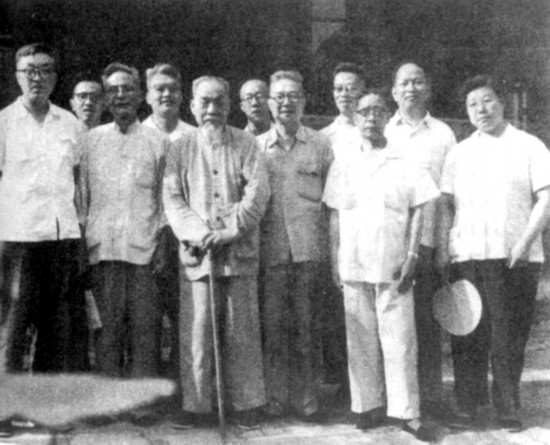 “翠微校史”期间留下的唯一最全合影。“二十四史”点校工作会议会间看望陈垣先生，与郑天挺、刘节、唐长孺、王仲荦、王永兴、罗继祖、卢振华、张维华、陈仲安、刘乃和等合影（1964年7月17日）