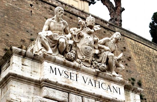 梵蒂冈博物馆大门上的两座雕像，左边是米开朗基罗，右边是拉斐尔